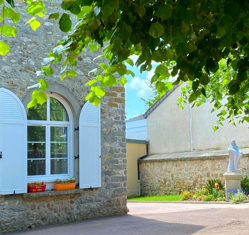 Ecole Sainte Marie et sa statue