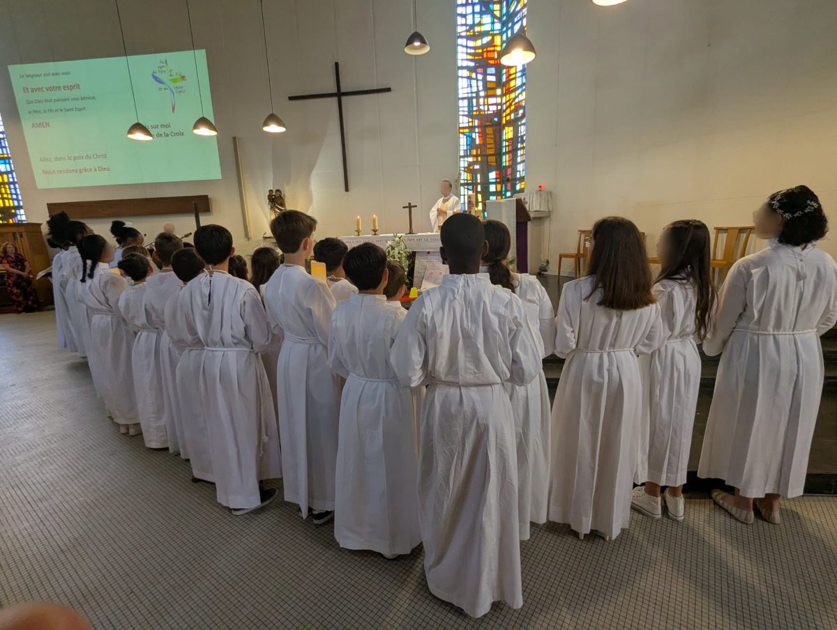 Enfants en aube blanche lors d'une célébration à l'église